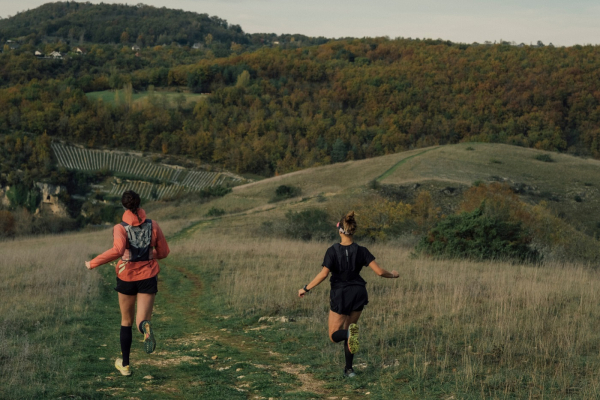 Deux jeunes femmes sur un parcours Trail au Causse corrézien